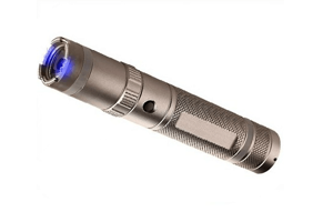 高壓電擊棒是女性外出必備的防身器材